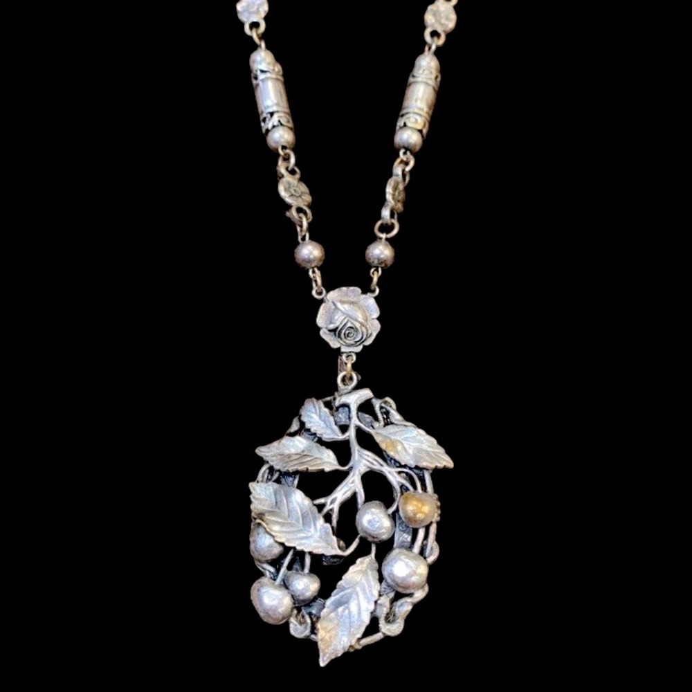 Antique Edwardian, Late Victorian Art Nouveau Aesthetic Movement Floral Necklace